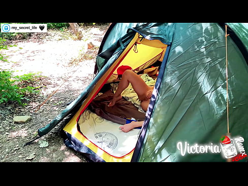 ❤️ Op kamera verfilm Passievolle ruk vreemdeling in 'n tent ❤❌ Seksvideo by ons ❤