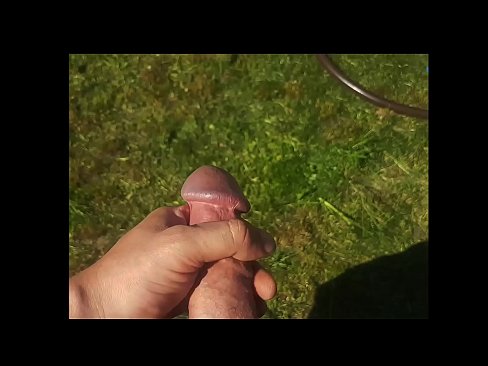 ❤️ Warm hottie laat haar pienk poesie naai en kom met 'n spuit in 'n somertuin ❤❌ Seksvideo by ons ❤