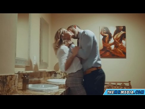 ❤️ Wanneer 'n rondborstige blondine jou in 'n openbare toilet verlei ❤❌ Seksvideo by ons ❤